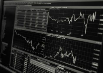 So sánh con người và robot trong giao dịch forex